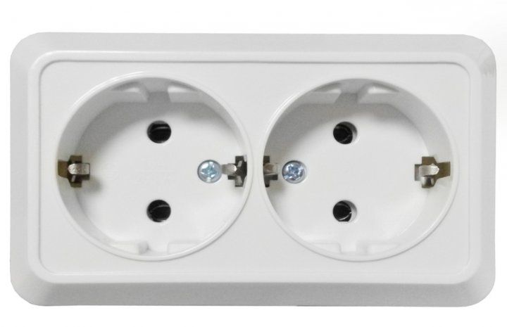 Розетка двойная с заземлением накладная белая