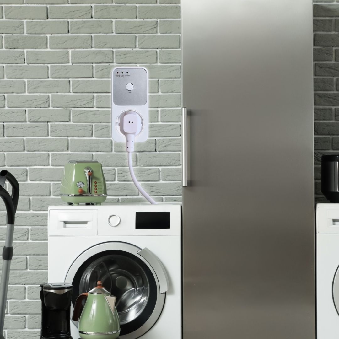 Автоматичне захисне реле в розетку AXOTEN 16A 170–260В відсікач напруги затримка 5~6 хвилин