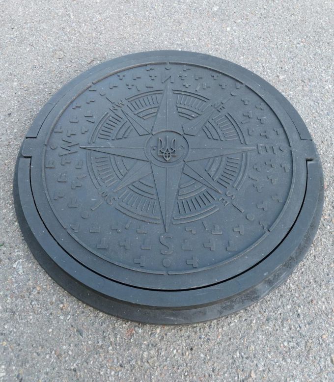Люк садовий каналізаційний  полімерпіщаний "УКРАЇНА" чорний, 17 кг, d=735 мм (1,5т)