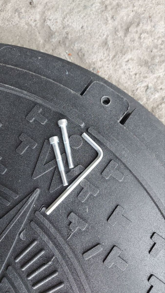 Люк садовий каналізаційний  полімерпіщаний "УКРАЇНА" чорний, 17 кг, d=735 мм (1,5т)