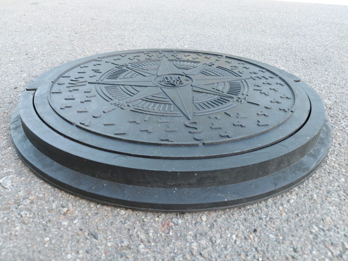 Люк садовий каналізаційний  полімерпіщаний "УКРАЇНА" чорний, 17 кг, d=735 мм (1,5т)