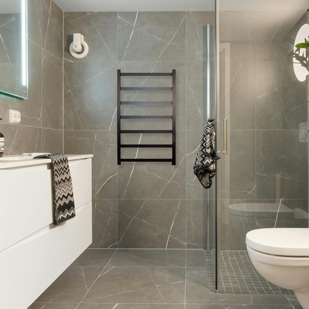 Рушникосушарка електрична Carino LAURA з контроллером Чорний матовий 790*490